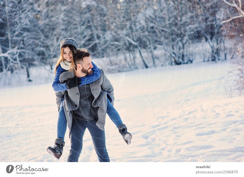 glücklich liebend Paar wandernd im verschneiten Winterwald Lifestyle Freude Erholung Freizeit & Hobby Ferien & Urlaub & Reisen Freiheit Schnee Mann Erwachsene