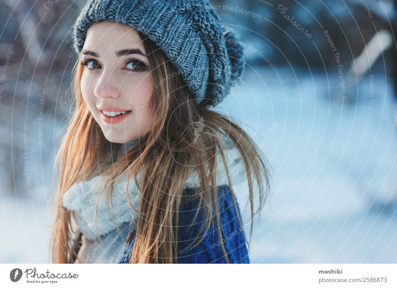 schöne junge Frau, die sich auf einem Winterspaziergang entspannt. Lifestyle Freude Erholung stricken Ferien & Urlaub & Reisen Freiheit Schnee Erwachsene Natur