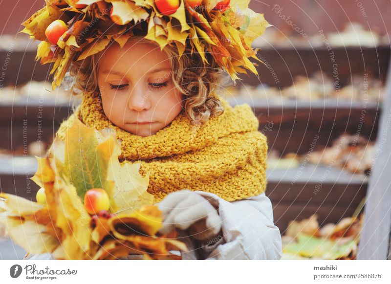 süßes Kind Mädchen auf Herbstspaziergang im Kranz 3-8 Jahre Kindheit Abenteuer laufen orange Wärme Natur Kindheitstraum Blatt Jahreszeiten niedlich klein