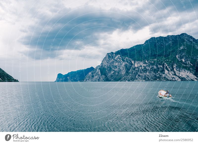 Gardasee | Italien | Motorboot Natur Landschaft Himmel Wolken Herbst Klima Klimawandel Alpen Berge u. Gebirge Seeufer Bootsfahrt Fischerboot fahren dunkel kalt