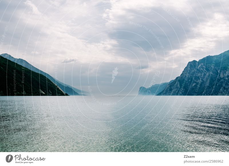 Lago di Garda Umwelt Natur Landschaft Sommer schlechtes Wetter Nebel Berge u. Gebirge dunkel natürlich Einsamkeit Horizont Idylle nachhaltig ruhig Gardasee