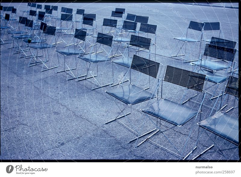 schlechte Vorstellung Lifestyle Freizeit & Hobby Möbel Stuhl Kunst Theater Bühne Veranstaltung Open Air Oper Umwelt schlechtes Wetter Platz Zeichen eckig