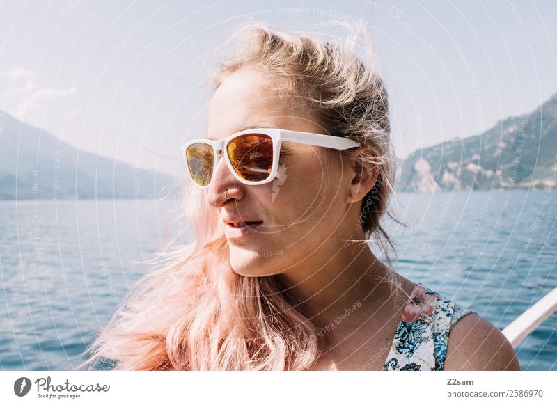 Portrait einer jungen Frau am Gardasee Lifestyle Freizeit & Hobby Ferien & Urlaub & Reisen Sommerurlaub Junge Frau Jugendliche 18-30 Jahre Erwachsene Natur