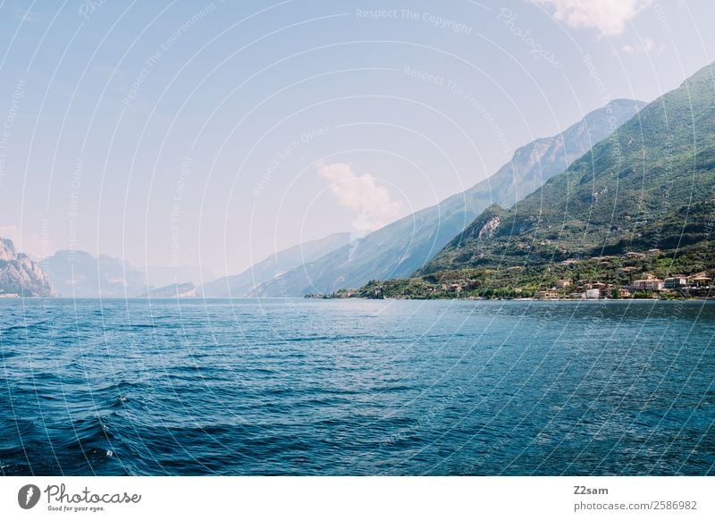 Gardasee | Malcesine Natur Landschaft Himmel Sommer Schönes Wetter Berge u. Gebirge Seeufer Dorf Kleinstadt Hafenstadt fahren nachhaltig natürlich blau grün