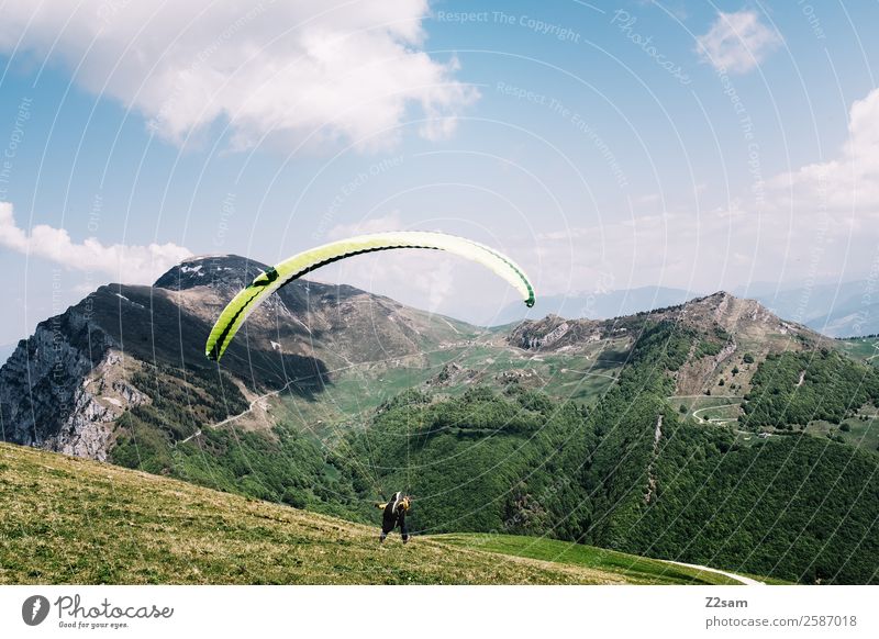 Gleitschirmfliegen | Start | Monte Baldo Freizeit & Hobby Ferien & Urlaub & Reisen Ausflug Abenteuer Freiheit Berge u. Gebirge Junger Mann Jugendliche Natur