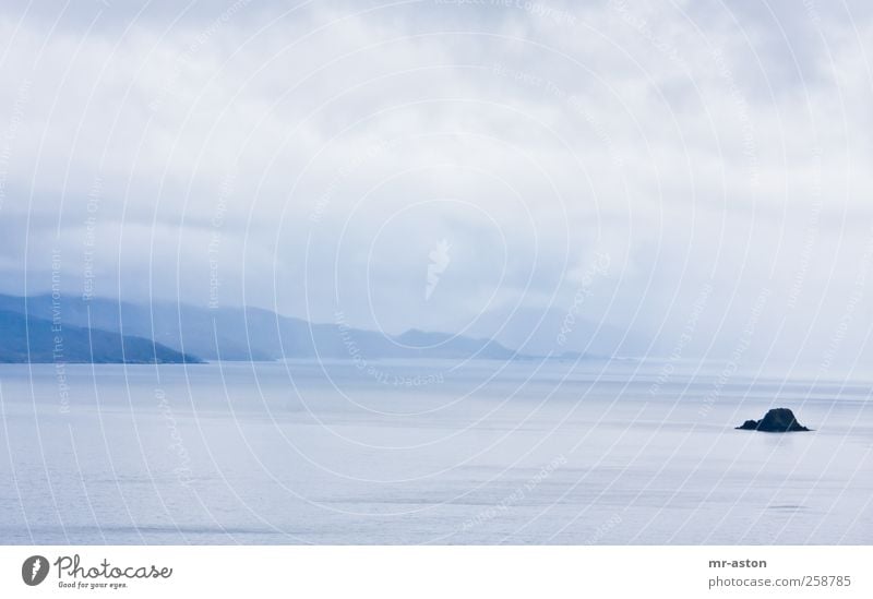 Fels im Nebel(meer) Meer Insel Berge u. Gebirge Natur Landschaft Urelemente Wasser Wolken Herbst Wetter schlechtes Wetter Hügel Felsen Bucht Riff Stein kalt