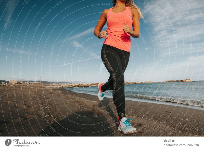 Frau in Sportkleidung läuft an der Meeresküste Lifestyle Gesundheitswesen Leben Strand Fitness Sport-Training Sportler Joggen Mensch feminin Junge Frau