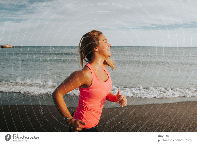 Frau in Sportkleidung läuft an der Meeresküste Lifestyle Freude schön sportlich Fitness Wellness Leben Sommer Sonne Strand Joggen Mensch feminin Junge Frau