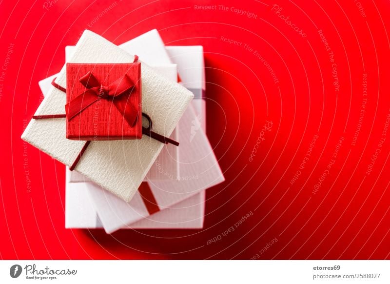 Weiße und rote Geschenkboxen auf rotem Hintergrund. Dekoration & Verzierung Feste & Feiern Valentinstag Muttertag Geburtstag Kasten Schnur weiß Weihnachten