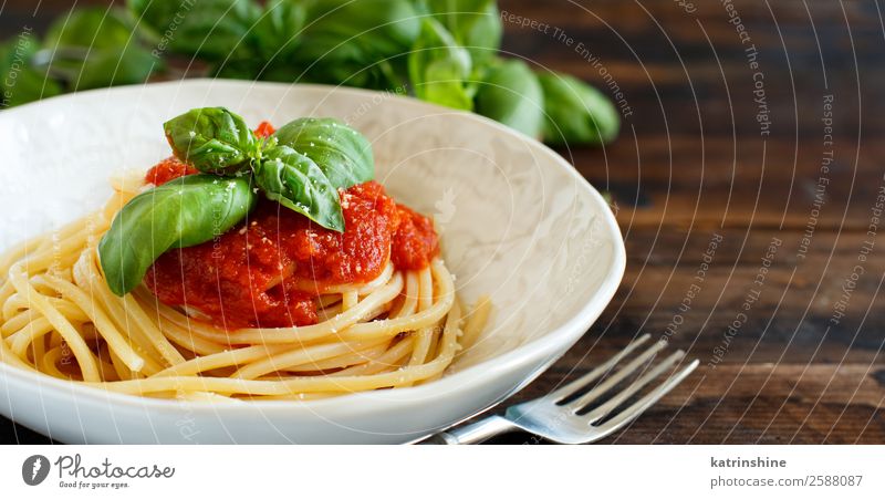 Spaghetti-Nudeln mit Tomatensauce, Basilikum und Käse Gemüse Kräuter & Gewürze Ernährung Mittagessen Abendessen Vegetarische Ernährung Teller Löffel Restaurant