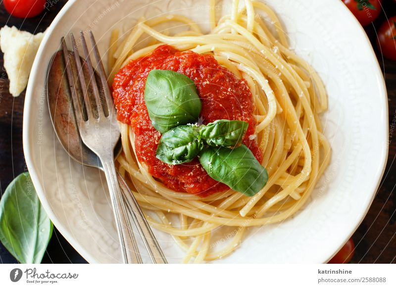 Spaghetti-Nudeln mit Tomatensauce, Basilikum und Käse Gemüse Kräuter & Gewürze Ernährung Mittagessen Abendessen Vegetarische Ernährung Teller Löffel Restaurant