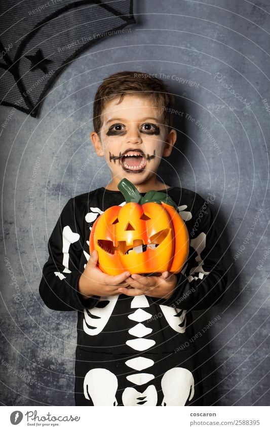 Kleiner Junge im Skelettkostüm mit Halloween-Kürbis Freude schön Gesicht Leben Dekoration & Verzierung Feste & Feiern Karneval Kind Internet Mensch Kindheit