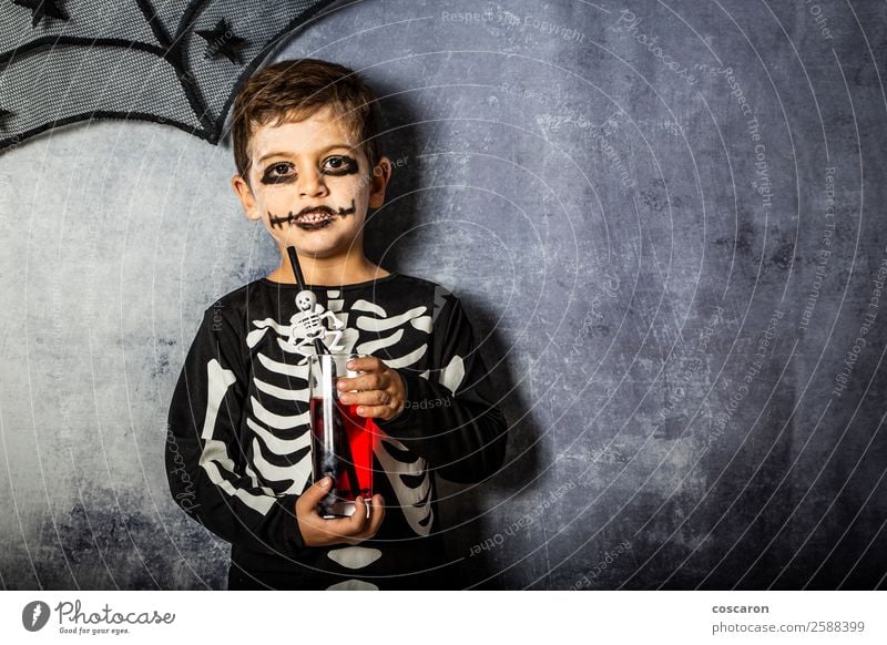 Kleines Kind im Skelettkostüm an Halloween Saft Freude Glück schön Gesicht Schminke Feste & Feiern Karneval Jahrmarkt Mensch Kleinkind Junge Kindheit 1