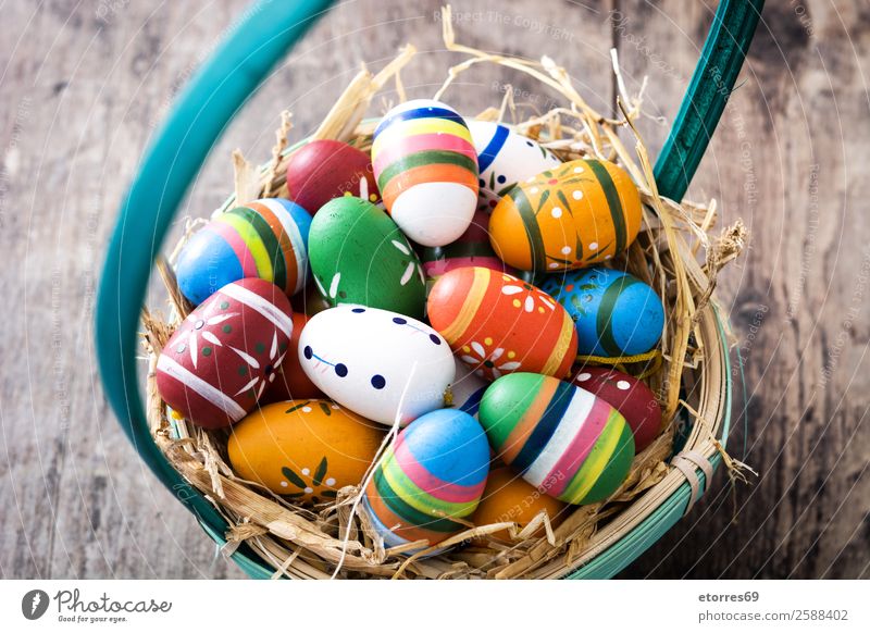 Ostereier in einem Korb auf Holzuntergrund Ostern Ei Farbe Ferien & Urlaub & Reisen Feste & Feiern Feiertag Hintergrundbild Gast Dekoration & Verzierung