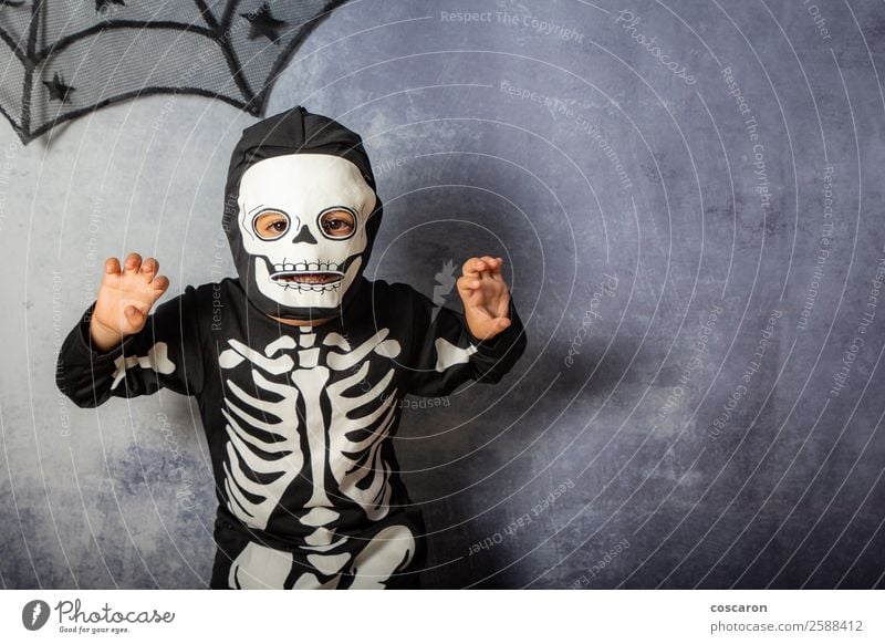 Kleines Kind im Skelettkostüm an Halloween Karneval Freude Glück Gesicht Schminke Freizeit & Hobby Feste & Feiern Jahrmarkt Mensch Kleinkind Junge Kindheit 1