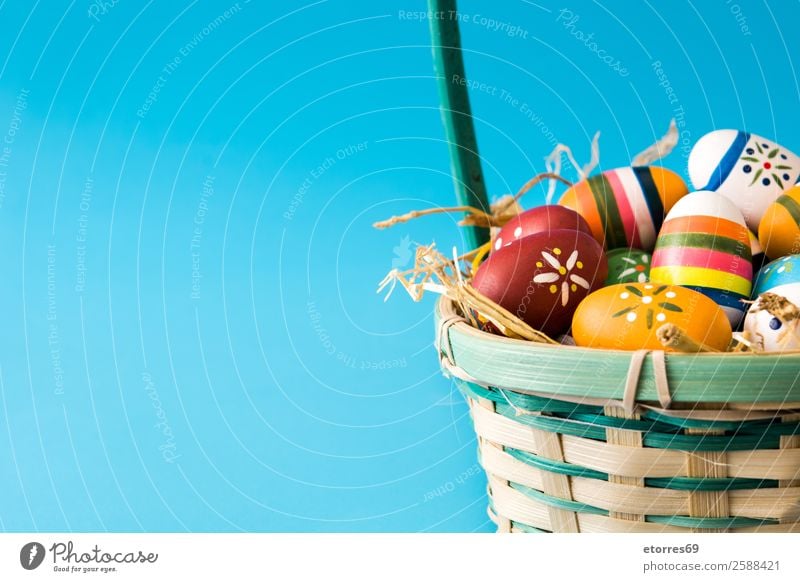 Ostereier in einem Korb auf blauem Hintergrund Ostern Ei Farbe Ferien & Urlaub & Reisen Feste & Feiern Feiertag Hintergrundbild Gast Dekoration & Verzierung