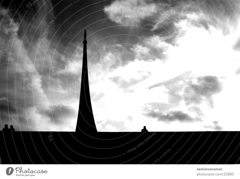Sputnik Moskau Astronaut Denkmal Wolken Europa Schwarzweißfoto
