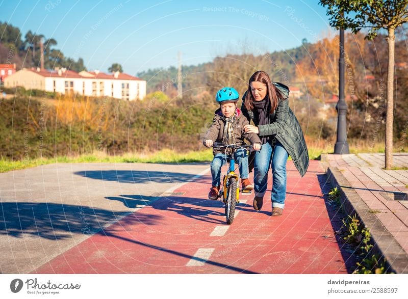 Kleines Mädchen mit Helm auf dem Kopf im Fahrradsattel sitzend - ein  lizenzfreies Stock Foto von Photocase