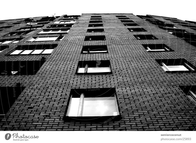 Moscow grey Moskau Fenster unten Hochhaus Haus Balkon Backstein Architektur Häusliches Leben Satelitenschüsseln