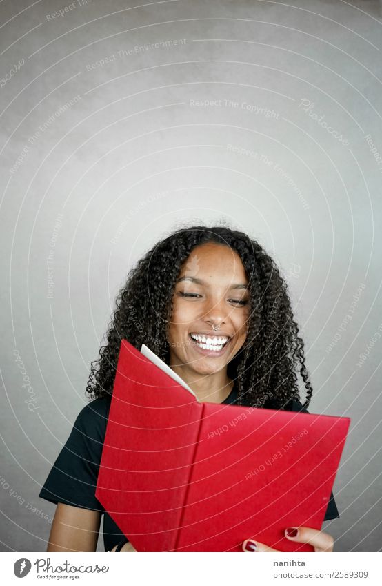 Junge glückliche Frau beim Lesen eines roten Buches Lifestyle Wellness Wohlgefühl Zufriedenheit Freizeit & Hobby Bildung lernen Schüler Mensch feminin