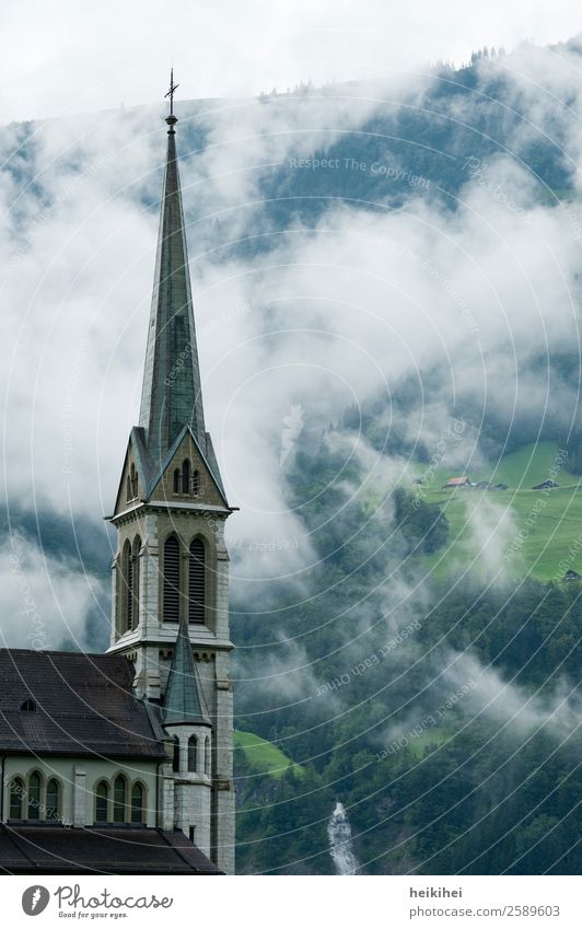 Kirchturm vor nebliger Landschaft Natur Nebel Baum Feld Wald Hügel Berge u. Gebirge Dorf Kleinstadt Kirche Sport wandern kalt braun grau grün ruhig Einsamkeit
