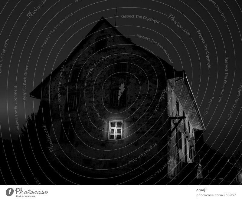 Geisterstunde Haus Einfamilienhaus Hütte Mauer Wand Fassade Fenster dunkel gruselig schwarz Langzeitbelichtung Nachtaufnahme Schwarzweißfoto Außenaufnahme