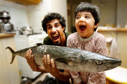 Der Fisch Lebensmittel Meeresfrüchte Mittagessen Abendessen Wohnung Küche Kind Mensch maskulin Mädchen Junger Mann Jugendliche Eltern Erwachsene Vater