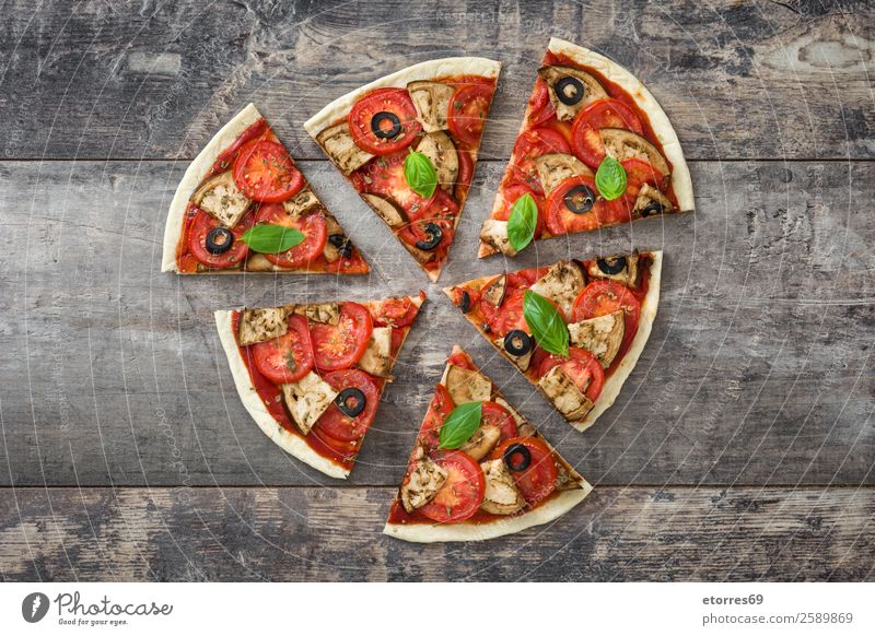 Vegetarisches Pizzastück. Draufsicht. Vegetarische Ernährung Vegane Ernährung Tomate Aubergine Oregano Basilikum Oliven Lebensmittel Gesunde Ernährung