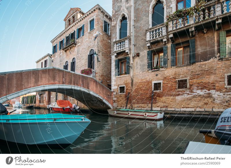 Venedig Stadt braun türkis weiß Kanal Italien Wasserfahrzeug Brücke Balkon Fenster Haus Idylle Spaziergang laufen Kunstwerk Tourismus Farbfoto Außenaufnahme