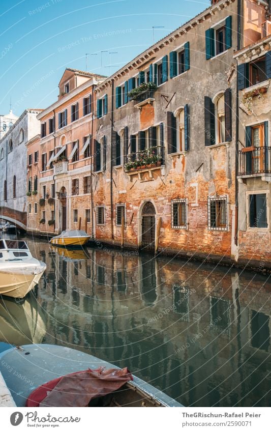 Venedig Stadt grau orange schwarz weiß Italien Reisefotografie Kanal Wasserfahrzeug Haus Tür Fenster baufällig Tourismus Farbfoto Außenaufnahme Menschenleer