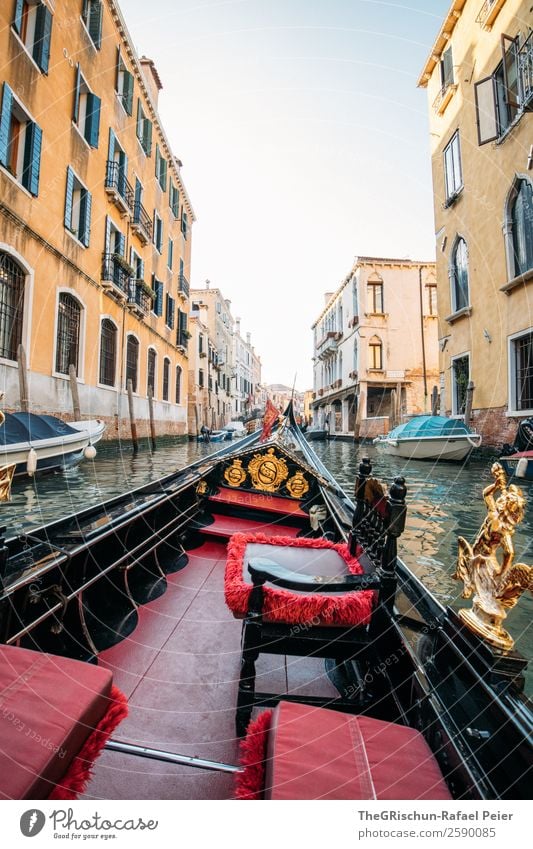 Gondola-Fahrt Kleinstadt Stadt Hafenstadt blau braun gelb gold rot Gondel (Boot) Italien Venedig Ornament Sitz sitzen Kanal Gasse Reisefotografie entdecken