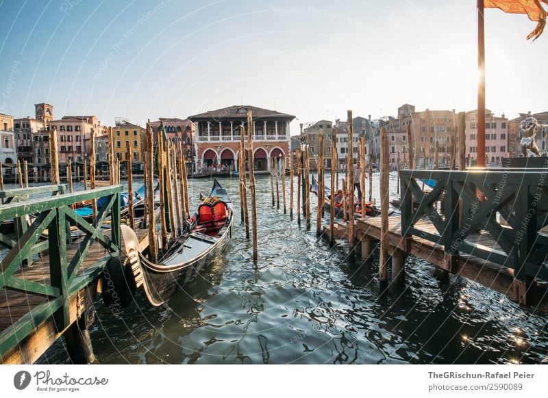Venedig Kleinstadt Stadt Hafenstadt Sehenswürdigkeit blau braun gelb grün Gondel (Boot) Fahne Wasser Steg Italien Ferien & Urlaub & Reisen genießen Spaziergang