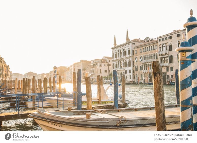 Canal Grande - Venedig Kleinstadt Stadt Hafenstadt Sehenswürdigkeit blau braun gelb gold Italien Reisefotografie Holzpfahl Wasserfahrzeug Steg Haus Schifffahrt
