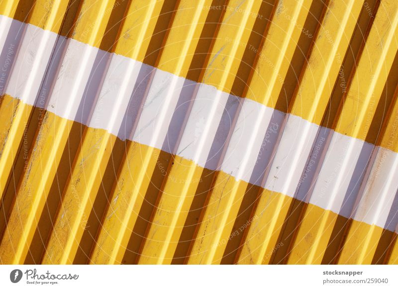 Weißer Streifen urban Grunge Ladung Container Nahaufnahme horizontal gemalt geteilt Linie Menschenleer Wellblech Konsistenz Hintergrundbild Mauer weiß gelb