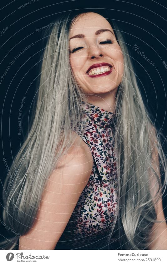 Smiling woman with long grey dyed hair feminin Frau Erwachsene 1 Mensch 18-30 Jahre Jugendliche 30-45 Jahre schön grau Farbe Haare & Frisuren langhaarig