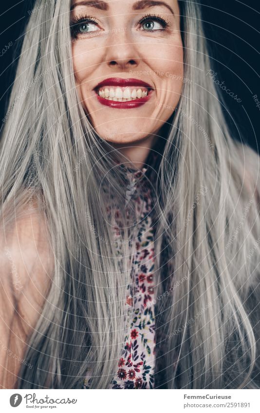 Frau mit grau gefärbtem Haar elegant Stil feminin Erwachsene 1 Mensch 18-30 Jahre Jugendliche 30-45 Jahre selbstbewußt Farbe grauhaarig Haare & Frisuren