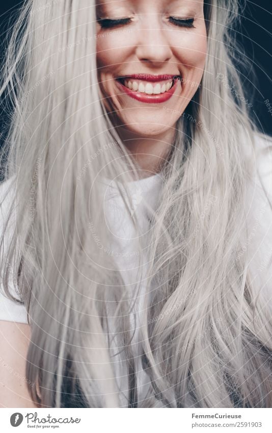 Smiling woman with long grey dyed hair feminin Frau Erwachsene 1 Mensch 18-30 Jahre Jugendliche 30-45 Jahre grau Farbe Haare & Frisuren geschminkt Schminke