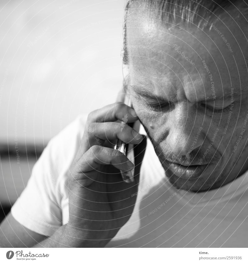 Mann mit Telefon Technik & Technologie Telekommunikation PDA Telefongespräch maskulin Erwachsene 1 Mensch Schönes Wetter T-Shirt kurzhaarig Dreitagebart hören
