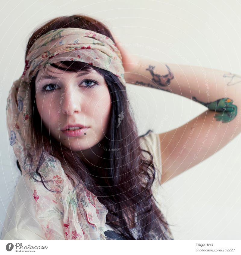 Don't worry, be Hippie. feminin 1 Mensch 18-30 Jahre Jugendliche Erwachsene Blick schön Tuch Kopftuch Haare & Frisuren Locken weich verträumt Romantik Tattoo