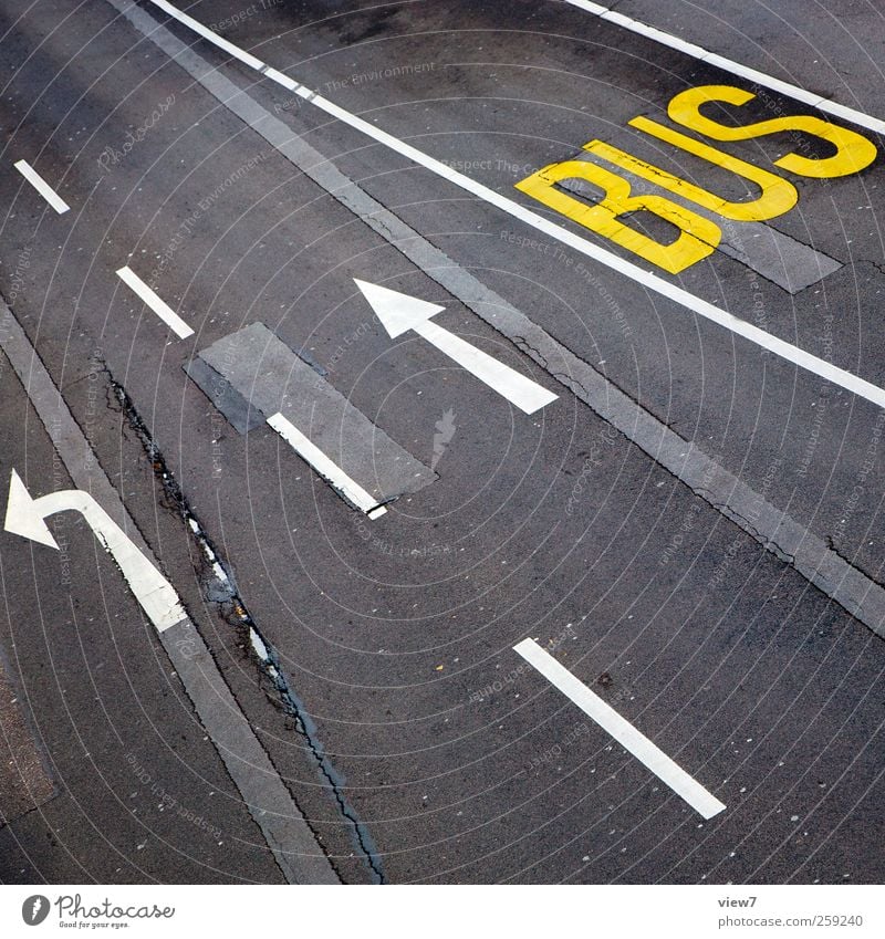 bus lane Verkehr Verkehrswege Straße Straßenkreuzung Wege & Pfade Wegkreuzung Verkehrszeichen Verkehrsschild Stein Beton Zeichen Schriftzeichen