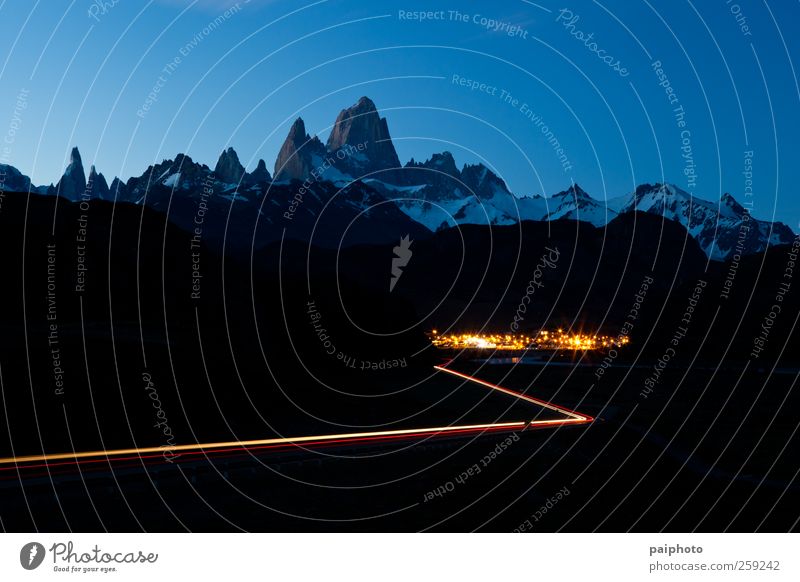 Berglandschaft bei Nacht Abenteuer Alpen Klima Klettern Straße Starke Tiefenschärfe Ferne Umwelt Expedition Außenaufnahme Pflanze wandern Landschaft Morgen