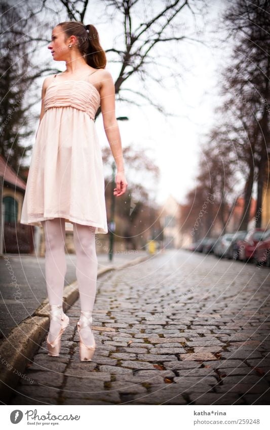 Leichtigkeit elegant Tanzen feminin Junge Frau Jugendliche 1 Mensch 18-30 Jahre Erwachsene Balletttänzer Straße Kleid Ballettschuhe brünett langhaarig Zopf