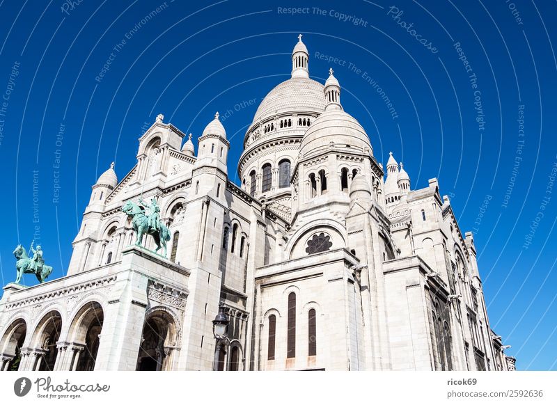 Blick auf die Basilika Sacre-Coeur in Paris, Frankreich Erholung Ferien & Urlaub & Reisen Tourismus Städtereise Berge u. Gebirge Haus Skulptur Wolken Herbst