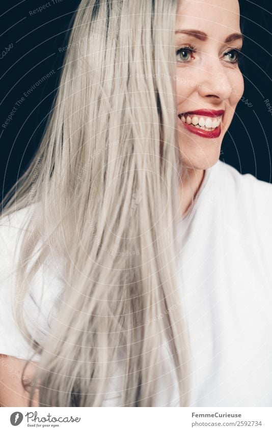 Smiling woman with long grey dyed hair feminin Frau Erwachsene 1 Mensch 18-30 Jahre Jugendliche 30-45 Jahre schön platinblond grau Haare & Frisuren langhaarig