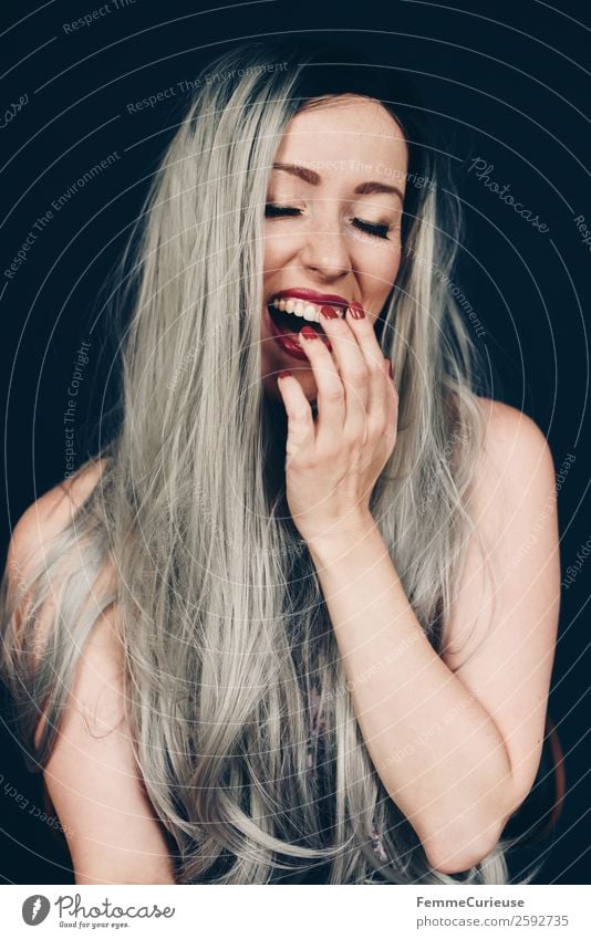 Smiling woman with long grey dyed hair feminin Frau Erwachsene 1 Mensch 18-30 Jahre Jugendliche 30-45 Jahre schön grau Farbe Haare & Frisuren lachen Nagellack