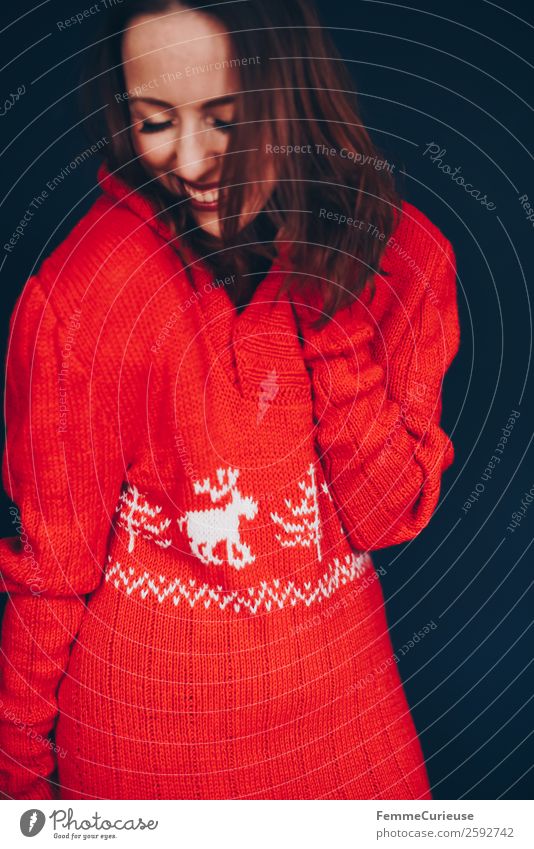 Brunette woman with red deer wool sweater feminin Frau Erwachsene 1 Mensch 18-30 Jahre Jugendliche 30-45 Jahre Glück Fröhlichkeit rot Wohlgefühl Haus