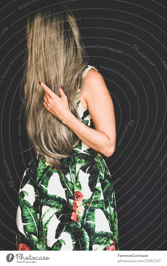 Woman with long grey dyed hair in a palm print dress elegant Stil feminin Junge Frau Jugendliche Erwachsene 1 Mensch 18-30 Jahre 30-45 Jahre langhaarig