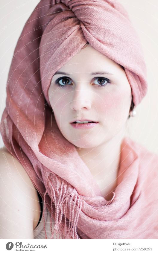 wie Porzellan feminin Junge Frau Jugendliche 1 Mensch 18-30 Jahre Erwachsene Blick Perlenohrring Auge Schal Kopftuch Kopfbedeckung Turban verpackt zart weich