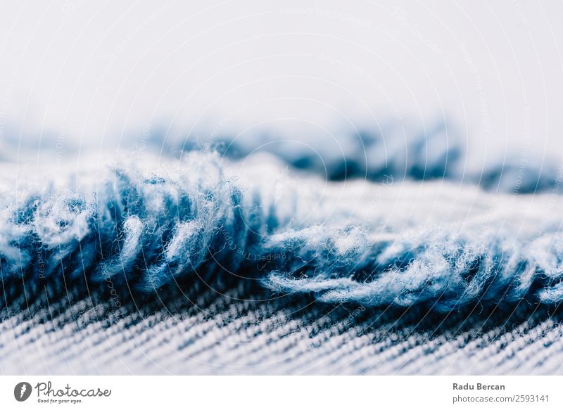 Denim Textur von zerrissenen Jeans Jeanshose gerissen Konsistenz Jeansstoff Hintergrundbild Stoff blau Muster Design lässig Textil Material alt Nahaufnahme Mode