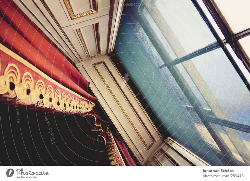 Fenster royal [schräg] Kunst Architektur Theater blau gold rot Vorhang Reichtum herrschaftlich Fensterrahmen Fluchtlinie Perspektive steil Burg oder Schloss
